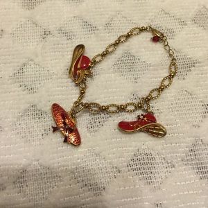 Avon signed Hat bracelet  set in gold tone metal