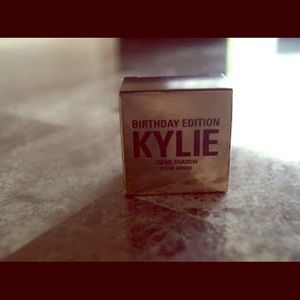 Kylie cosmetics. Kylie Jenner's cream shadow