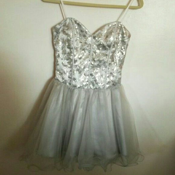 ❌❌SOLD❌❌Formal silver dress