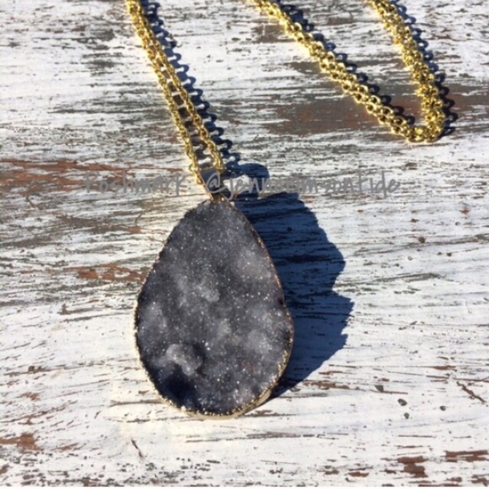 Gilded Gray Druzy Gold Stone Quartz Necklace New Dark Gray Large Pendant Cheugy - Picture 2 of 7