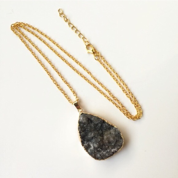 Gilded Gray Druzy Gold Stone Quartz Necklace New Dark Gray Large Pendant Cheugy - Picture 3 of 7