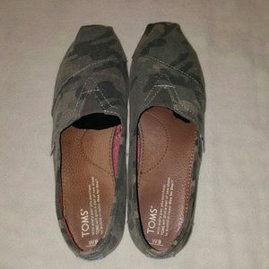 Size 9 Camo TOMS