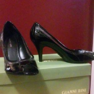 shoes, never worn, Gianni Bini