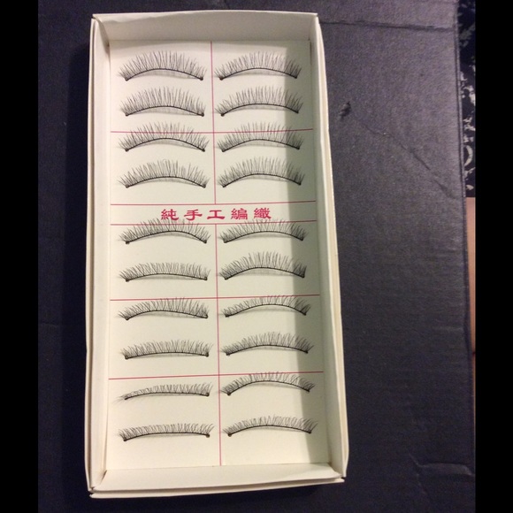 12 pairs of eyelashes