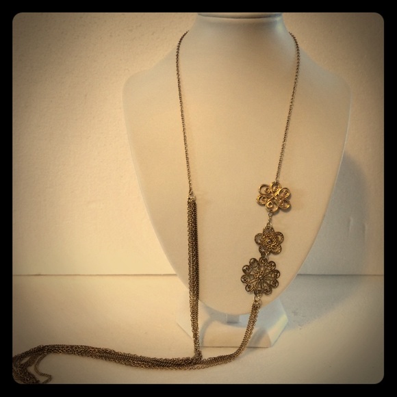 🎈 Gold Flower Necklace