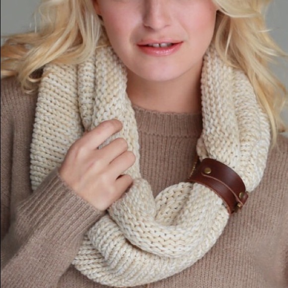 🔺LAST🔻Knitted beige infinity scarf leather cuff - Picture 2 of 4