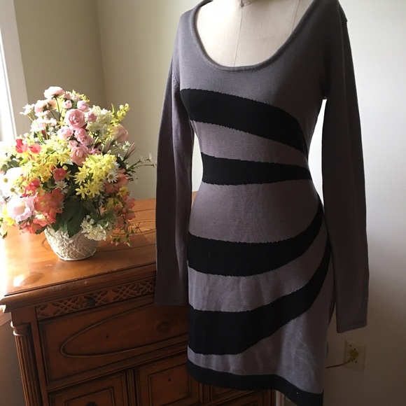 VENUS Color Block Sweater Dress - Picture 2 of 4