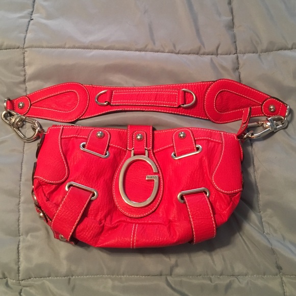 Red Guess purse. Small - Picture 1 of 1