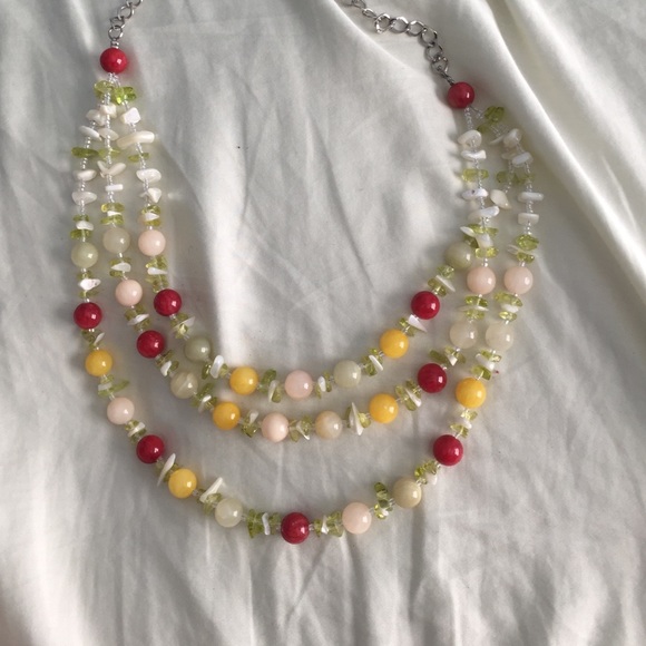 A beaded necklace - Picture 1 of 1