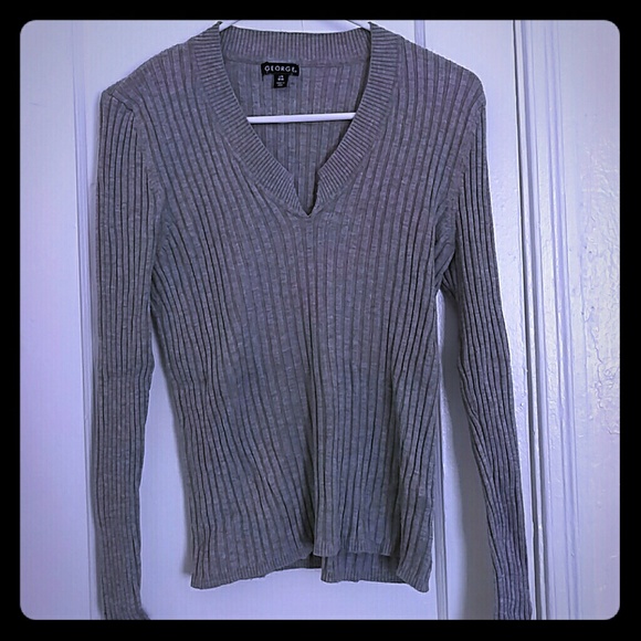 Gray long-sleeved shirt
