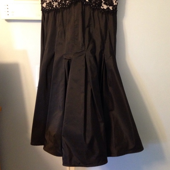 Women's dress - Picture 3 of 4