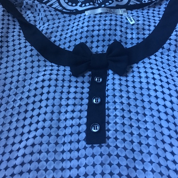 White and black shirt - Picture 2 of 4