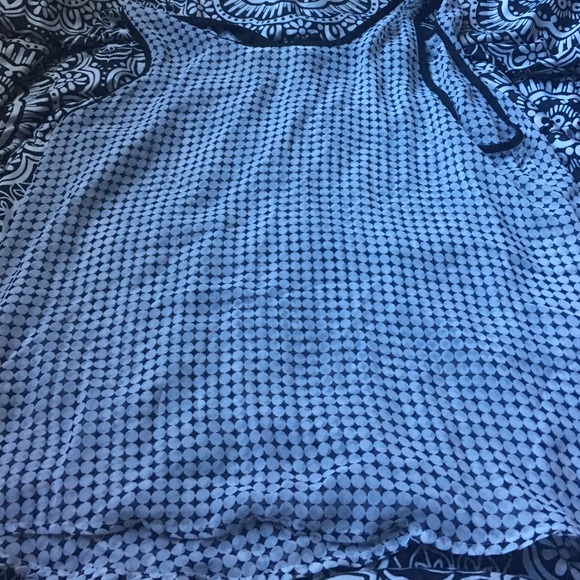 White and black shirt - Picture 3 of 4