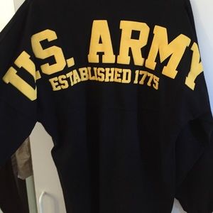 Long sleeve shirt it is unisex