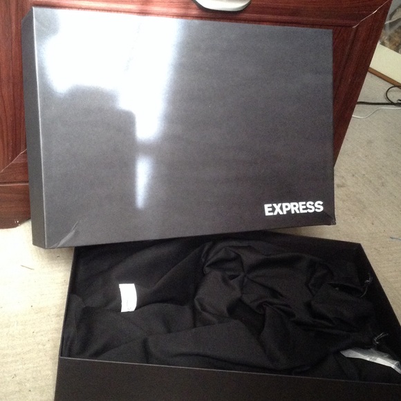 ❌SOLD❌ NWT Express feather skirt - Picture 3 of 4