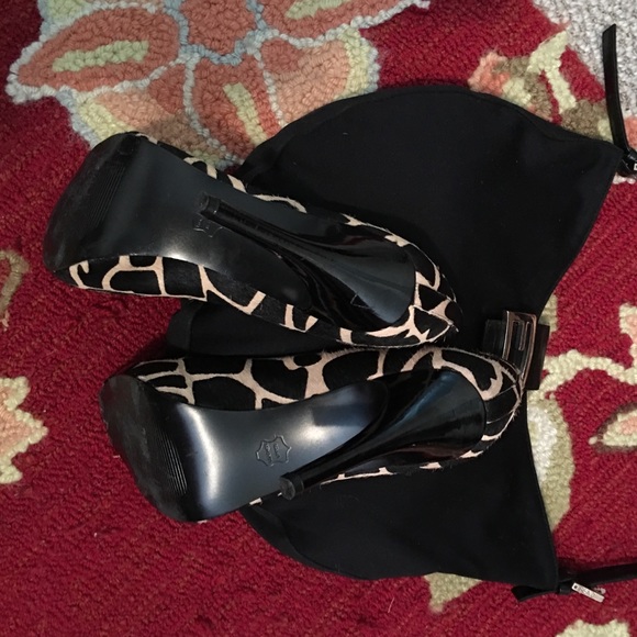 Ms. Right this way please, animal print pumps! - Picture 4 of 5