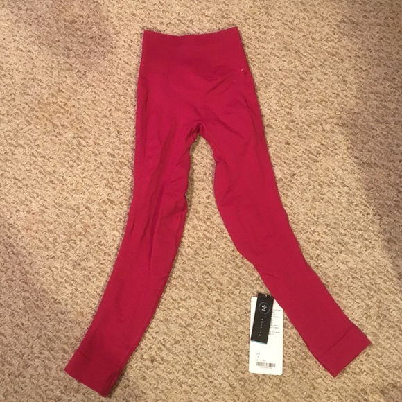 lululemon athletica Pants - *PRICE LOWERED*NWT lululemon Zone In Crop leggings