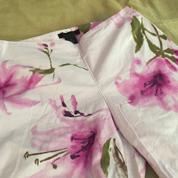 The Limited Stretch pink floral Capri pants - Picture 3 of 3