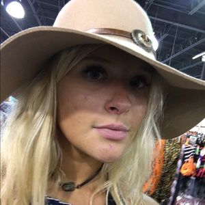 Meet your Posher, Julia