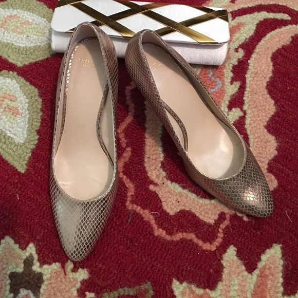 Suited for you, yes be BOLD in pretty golden pumps! - Picture 2 of 4