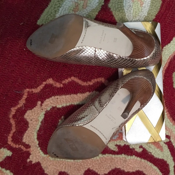 Suited for you, yes be BOLD in pretty golden pumps! - Picture 3 of 4
