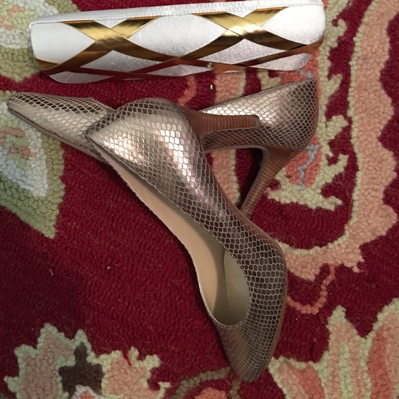 Suited for you, yes be BOLD in pretty golden pumps! - Picture 4 of 4