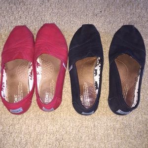2 pairs of toms