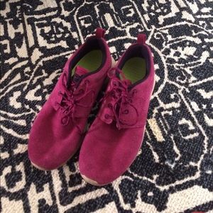 Magenta Nike roshe