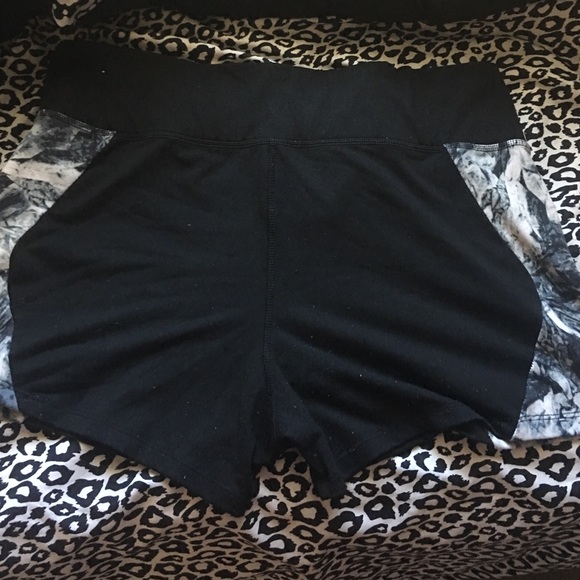 Black love pink shorts - Picture 4 of 4