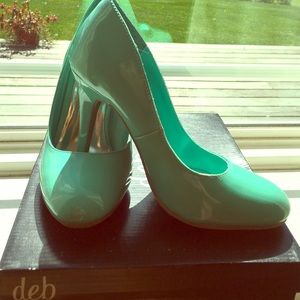 Size 7.5 mint green patent heels