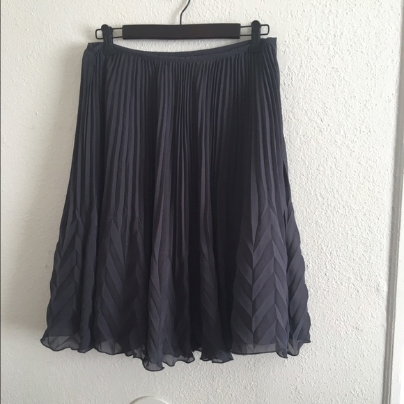 Gray pleated skirt - Picture 3 of 4