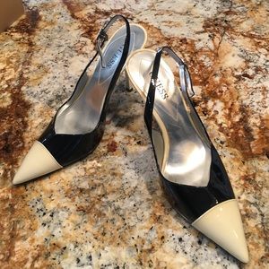 Guess NEW patent heels