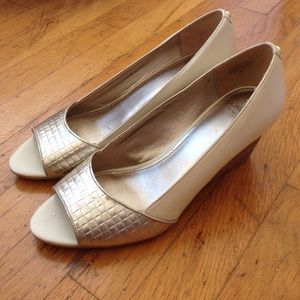Cute wedges in cream gold size 8