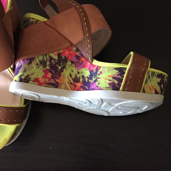 Joan &David Strap Wedge Shoes - Picture 2 of 2