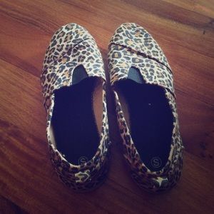 ***SOLD*** Leopard print toms style shoes