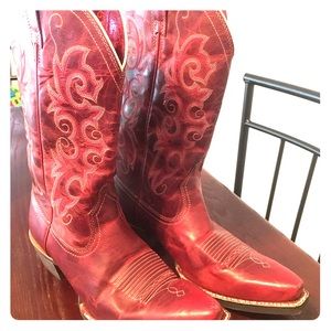 Red ariat cowgirl boots.