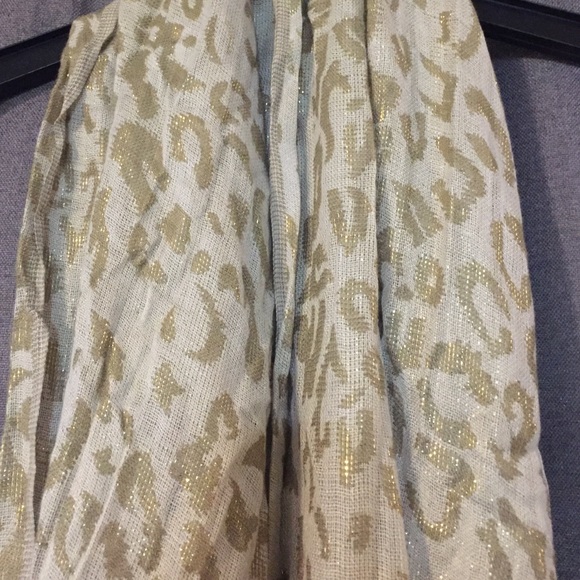Gold and cream scarf.