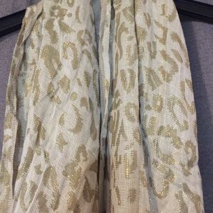 Gold and cream scarf.