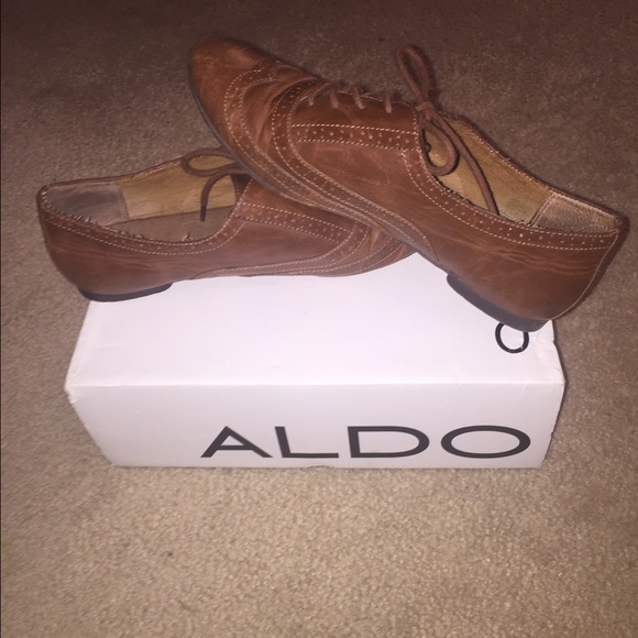 Brown patent leather lace up shoes