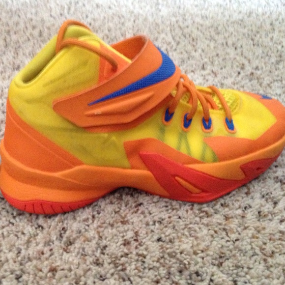 Nike LeBron basketball shoes girls or boys size 6y - Picture 2 of 4