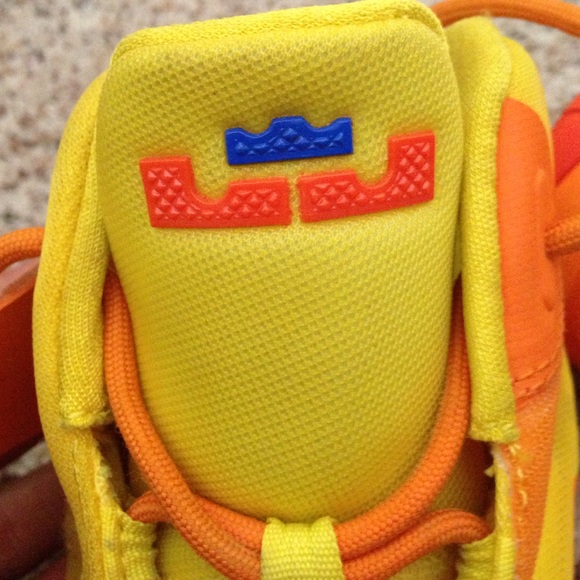 Nike LeBron basketball shoes girls or boys size 6y - Picture 4 of 4