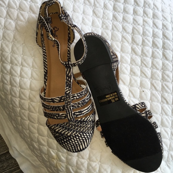 Black & white open flats with closed toe sz 7.5 - Picture 2 of 2