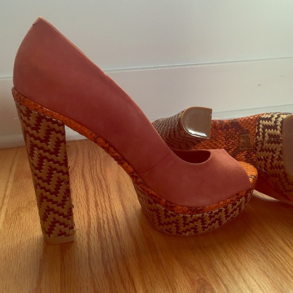 NWOT!!! SCHUTZ pumps! 👠