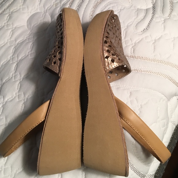 Gold toned wedges - Picture 3 of 4