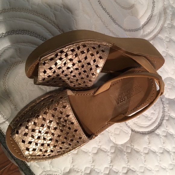Gold toned wedges - Picture 4 of 4