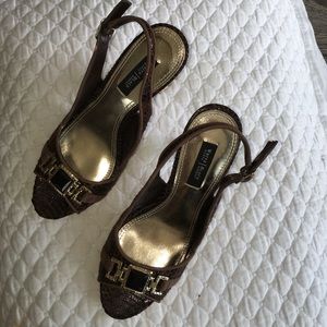 WHBM NWT brown textured leather 4.5" heels. Sz 6.5