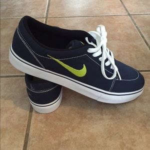 NWOT Navy NIKE SB canvas shoe