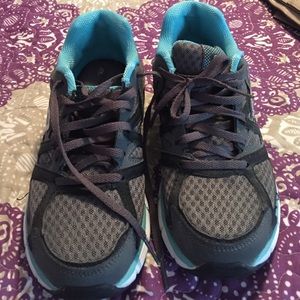 Skechers memory foam tennis shoes