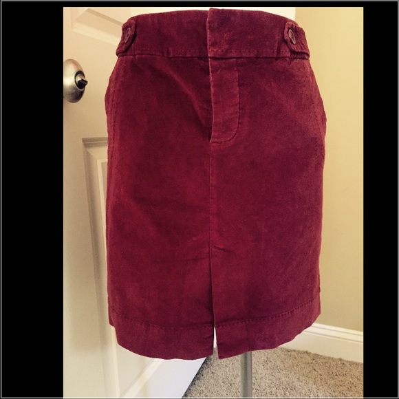 Size 6 NWT American Eagle Burgundy skirt