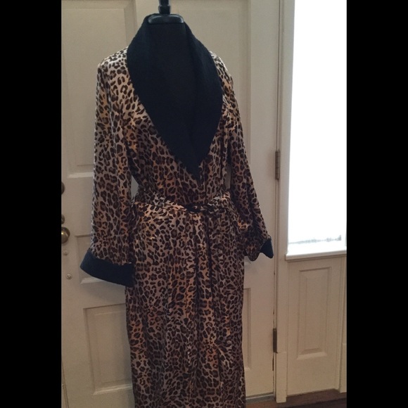 Morgan Taylor Intimates Other - Long soft lined satin leopard robe size XL